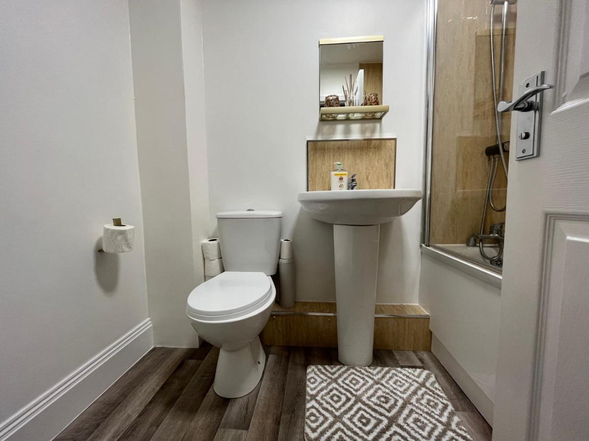Centre 2 Bedroom Renovated Flat, 8 Escrick Street Apartment