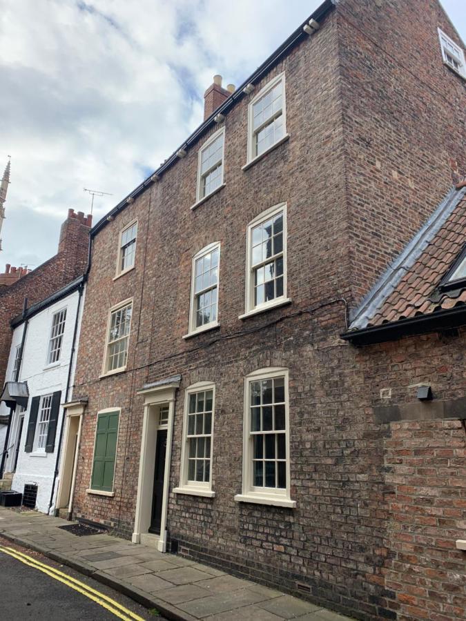 7 Precentor's Court