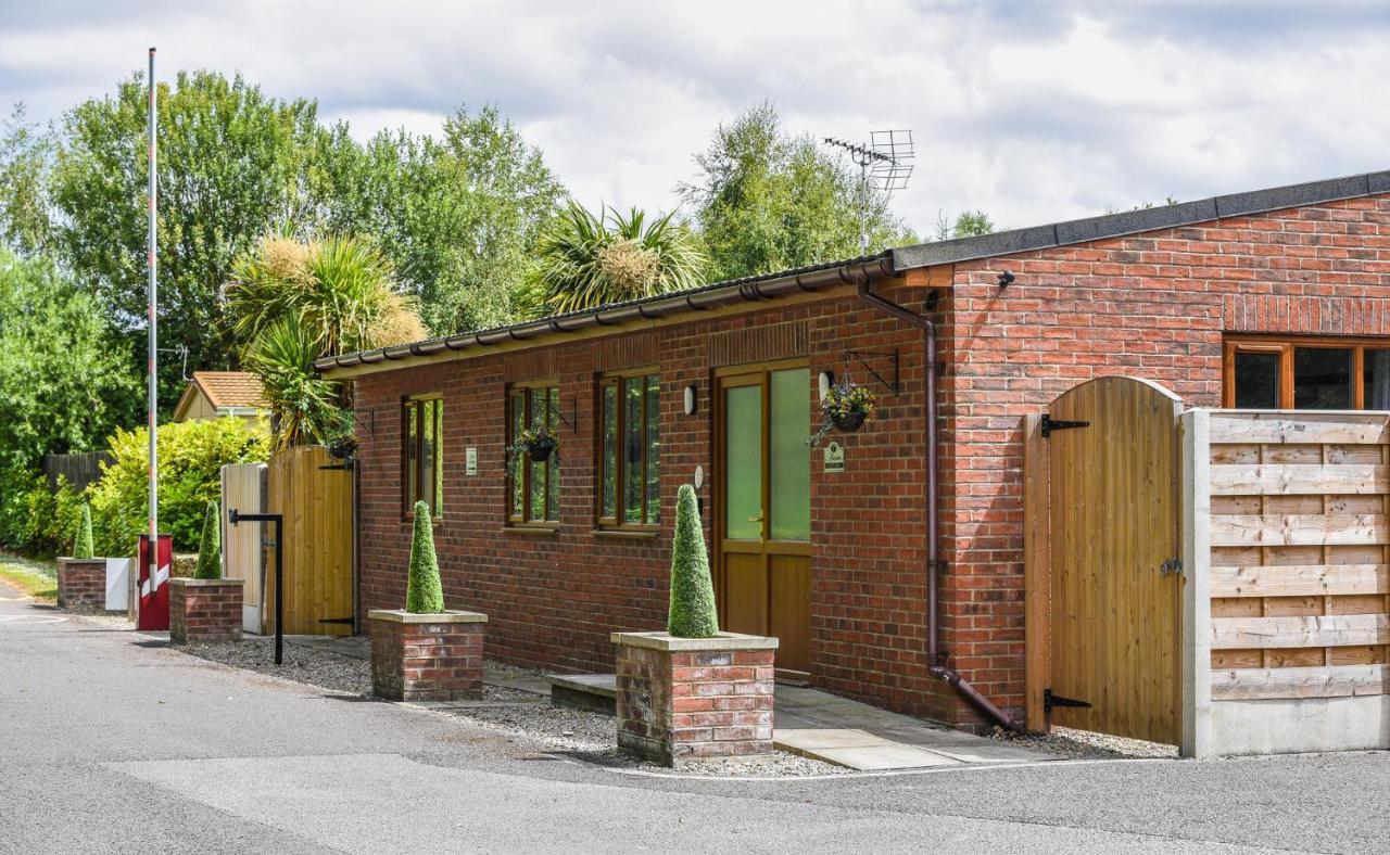 Blossom With Hot Tub Holiday home