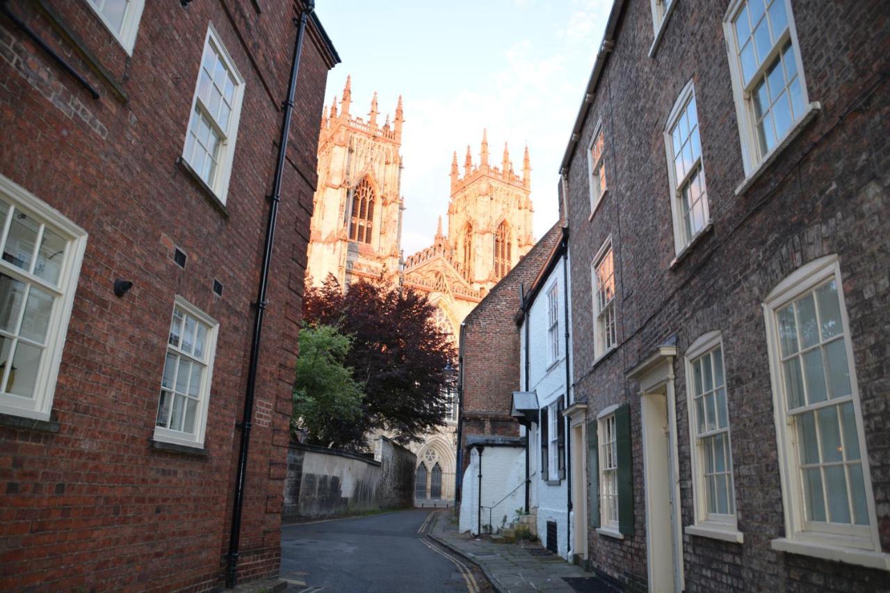 7 Precentor's Court