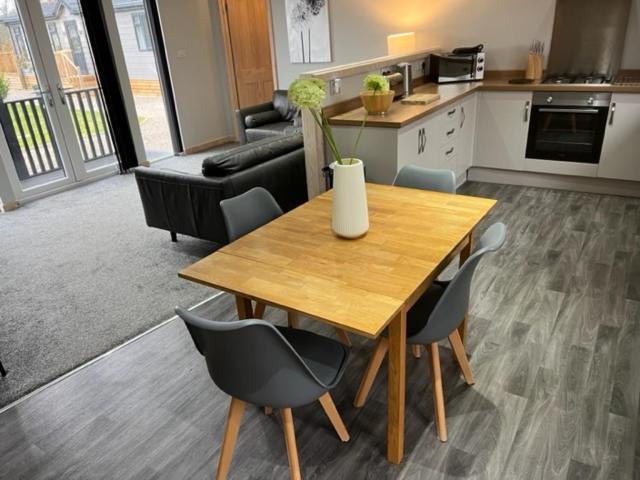 Lakeview Supreme With Hot Tub Holiday home York