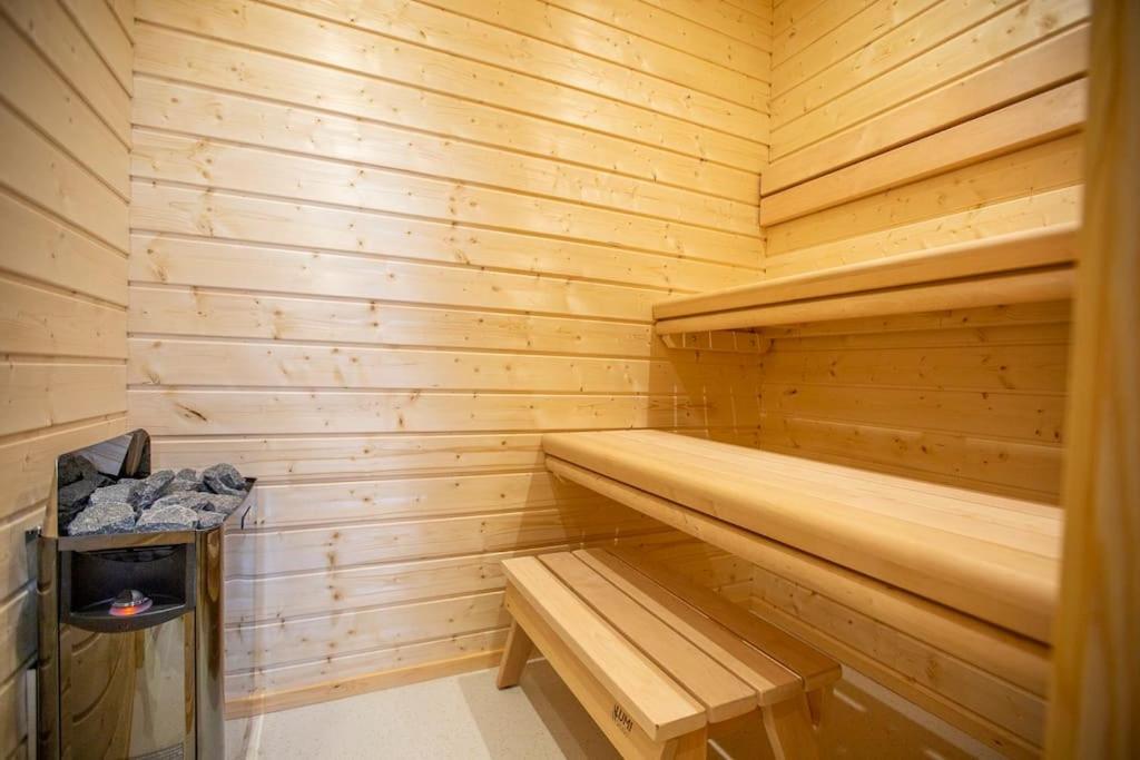 Holiday home Luxury Hot Tub And Sauna In