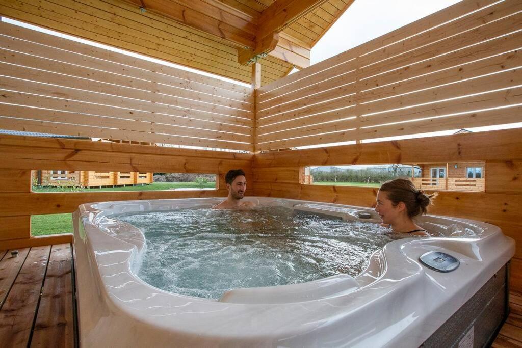 Luxury Hot Tub And Sauna In Holiday home *