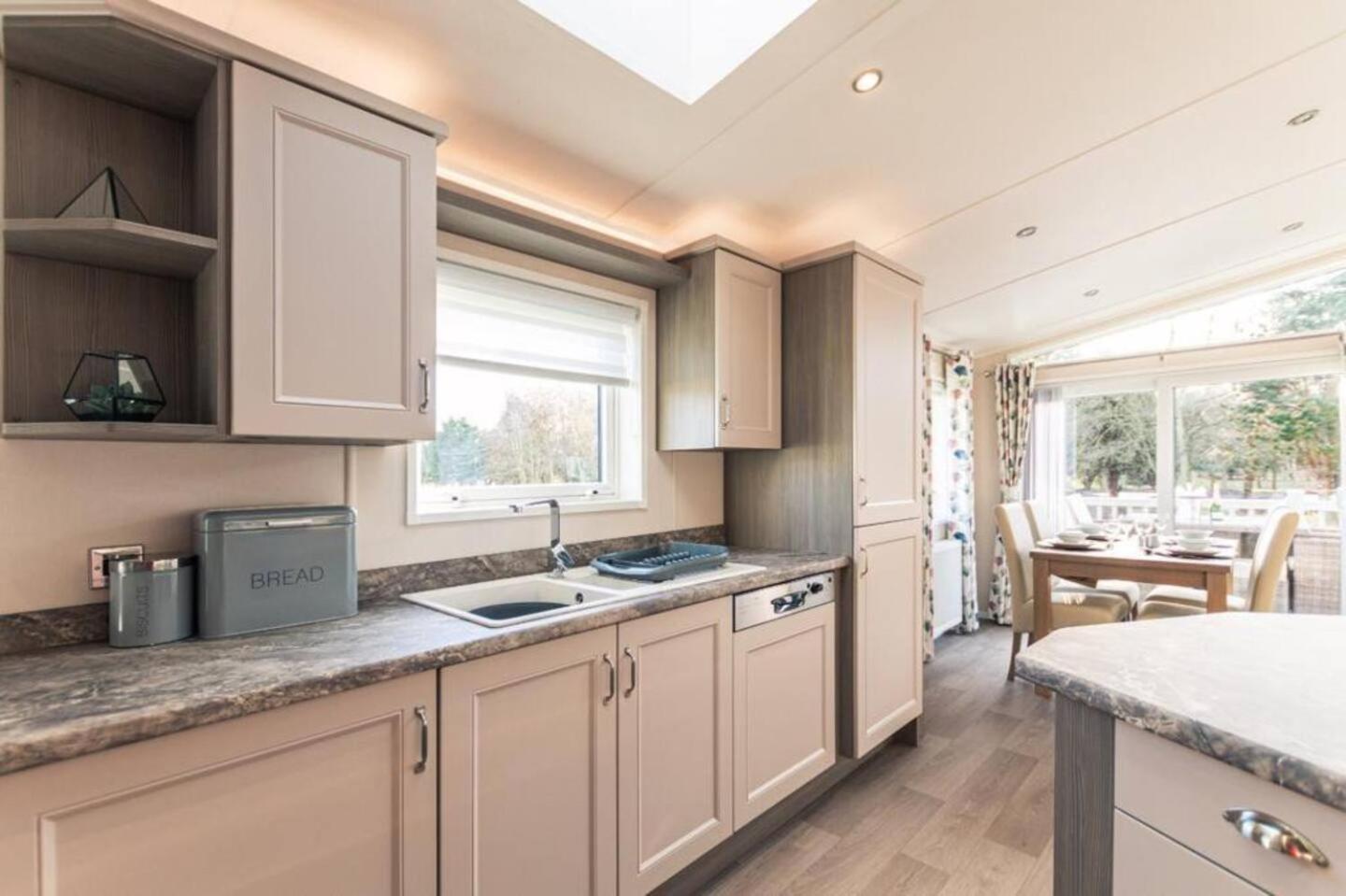 Woodland Jewel With Hot Tub Lodge