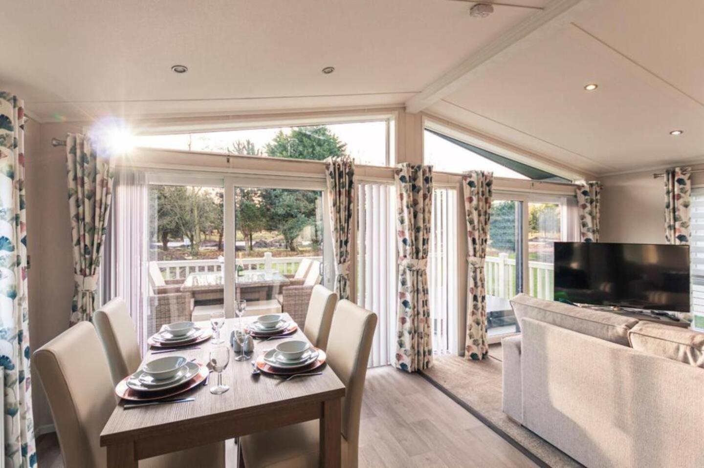 Woodland Jewel With Hot Tub Lodge York