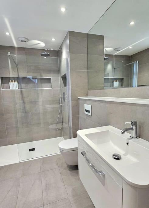 Stunning Terraced House Next To Racecourse *