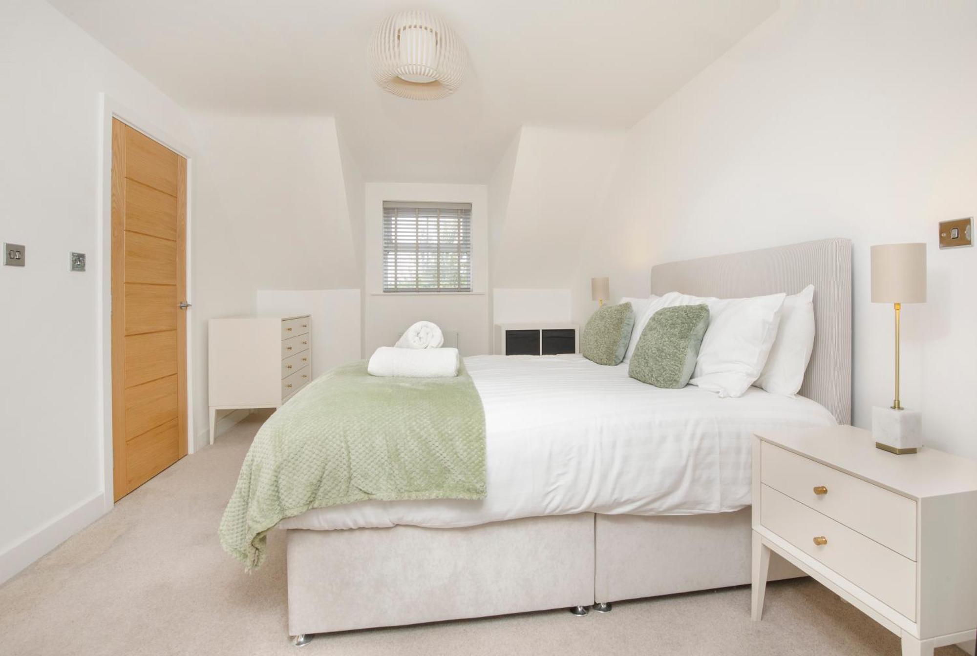 Mount Vale 4 Bedroom Luxury & Free Parking Holiday home *
