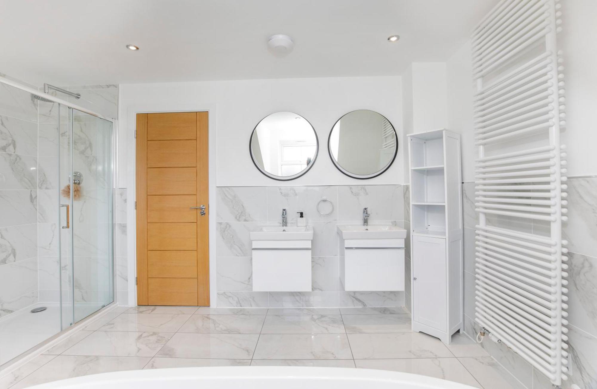 Mount Vale 4 Bedroom Luxury & Free Parking