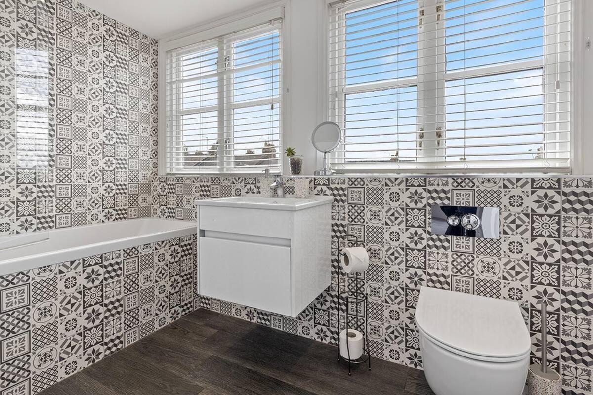Stunning Terraced House Next To Racecourse Holiday home *