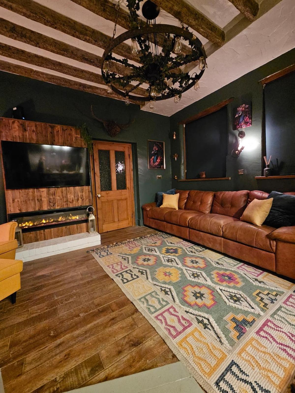 The Coach House, Apartment *