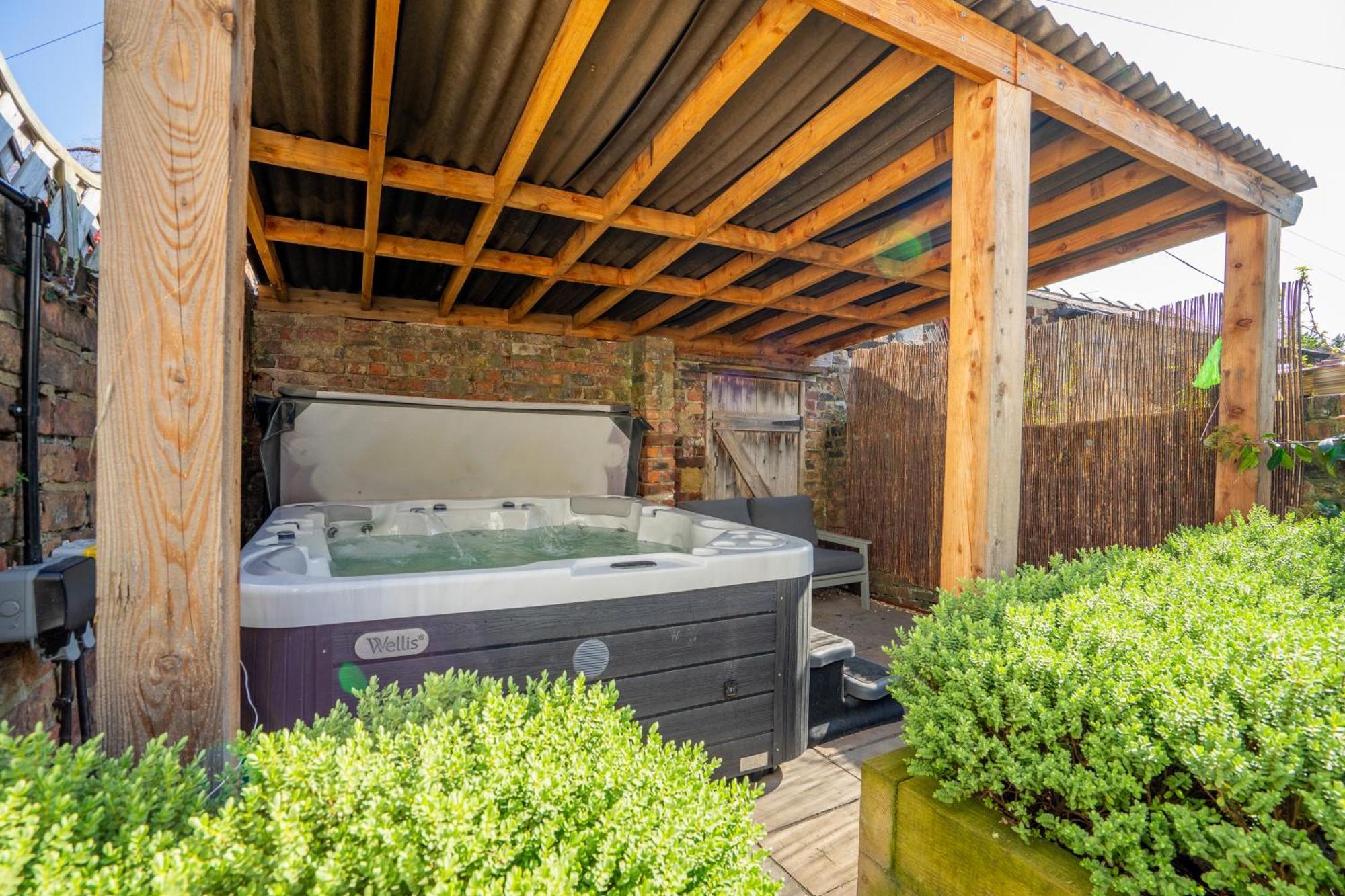 Little Domus - With Hot Tub York