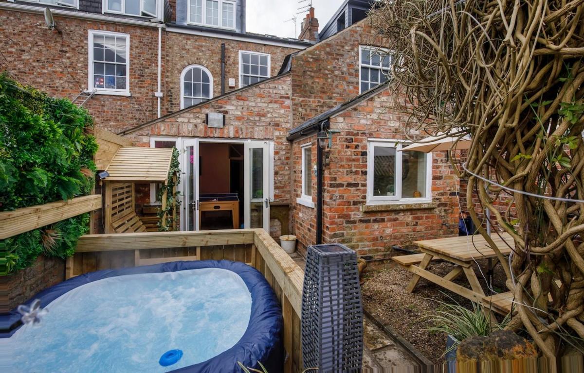 Hot Tub - Pool Table, * York