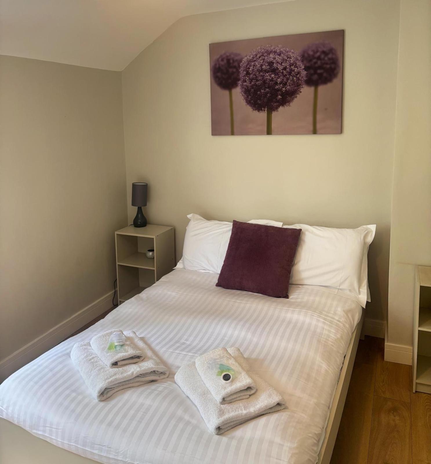 Flaxman Avenue - Lovely 4 Bed Home, 5 Mins Drive To Centre, Free Superfast Wi-fi, Free On-street Parking Holiday home *