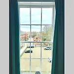 County House - The White Apartment