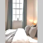 County House - The White Apartment