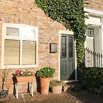 Blacksmiths Retreat, 50 Holgate Road