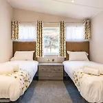 Audley Lodge With Hot Tub