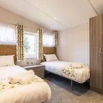 Audley Lodge With Hot Tub