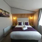 Waters Edge Lodge With Hot Tub