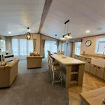 Waters Edge Lodge With Hot Tub