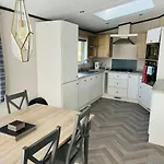 Bridgewater Lodge With Hot Tub