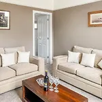 Cedar House - Quaint Victorian Home With Free Parking