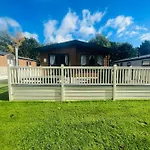 Waters Edge Lodge With Hot Tub