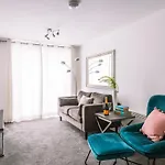 2 Bed Boutique Apartment With Free Parking