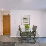 2 Bed Boutique Apartment With Free Parking