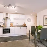 2 Bed Boutique Apartment With Free Parking