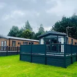 Field View Lodge With Hot Tub