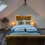 2 X Double Rooms - 2 X Free Off Street Parking Spaces