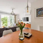 Spacious Stylish House,R/Way Museum,Parking,Garden
