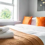 3 Bed House - Free Parking - 10 Minutes To City Centre - Perfect For Families, Contractors And Relocators