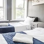 3 Bed House - Free Parking - 10 Minutes To City Centre - Perfect For Families, Contractors And Relocators