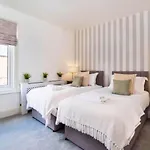 Amberley House - With Hot Tub + Free Parking