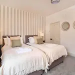 Amberley House - With Hot Tub + Free Parking
