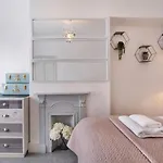 Amberley House - With Hot Tub + Free Parking
