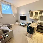 County House City Centre With Parking Sleeps 4