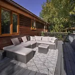 Family Honeybeelodge York Hot Tub And Wood Burner