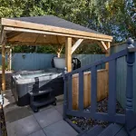 Family Honeybeelodge York Hot Tub And Wood Burner