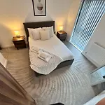 York Centre Pad - Free Parking And Private Gym!