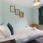 Bright Modern York Home With Free Parking Pass The Keys