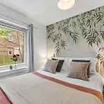 Chic York Getaway - Pool Table - Free Street Parking