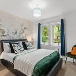 Chic York Getaway - Pool Table - Free Street Parking