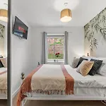 Chic York Getaway - Pool Table - Free Street Parking