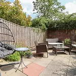 17 Fewster Way