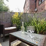 17 Fewster Way