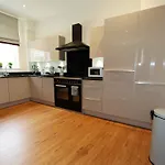 6 Hunter House -Free Onsite Parking
