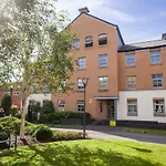 7 Gibson House - Chic City Centre Apartment With Parking